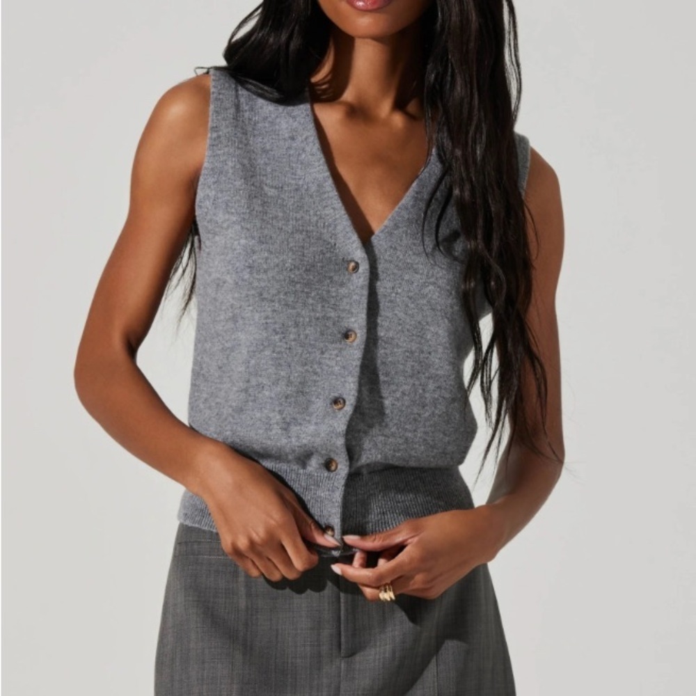 Astr Eira Heather Grey Sweater Vest NWT - SZ L